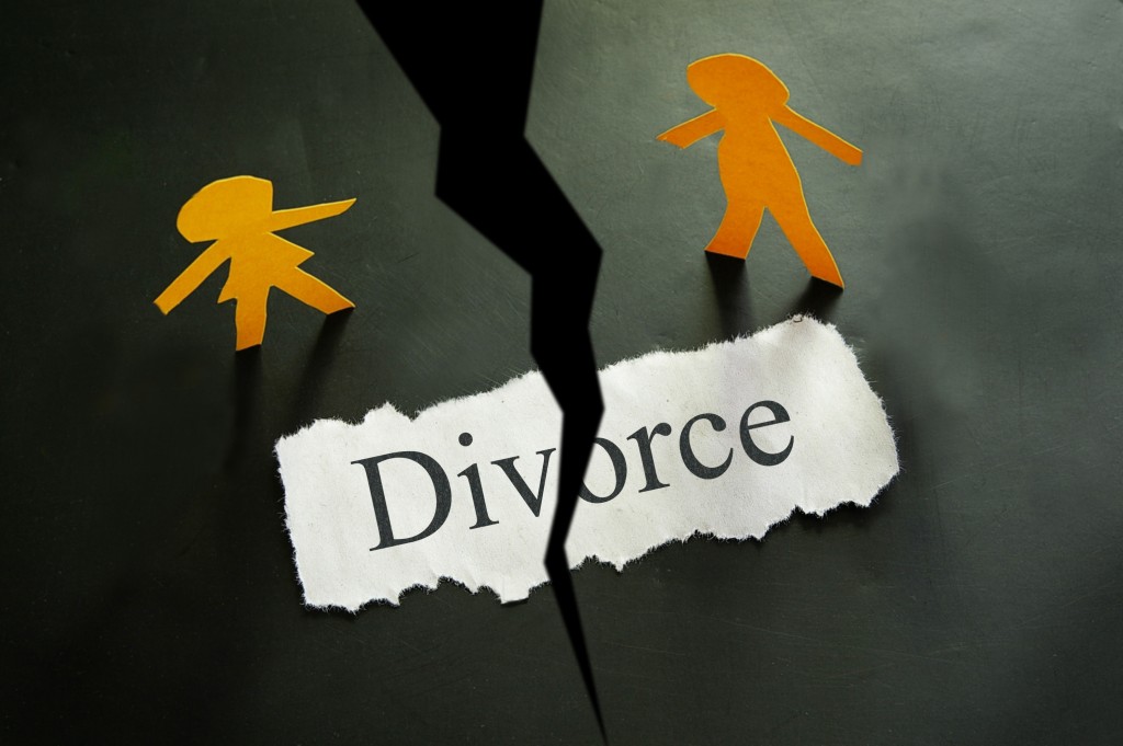 torn piece of paper with divorce text and paper couple figures