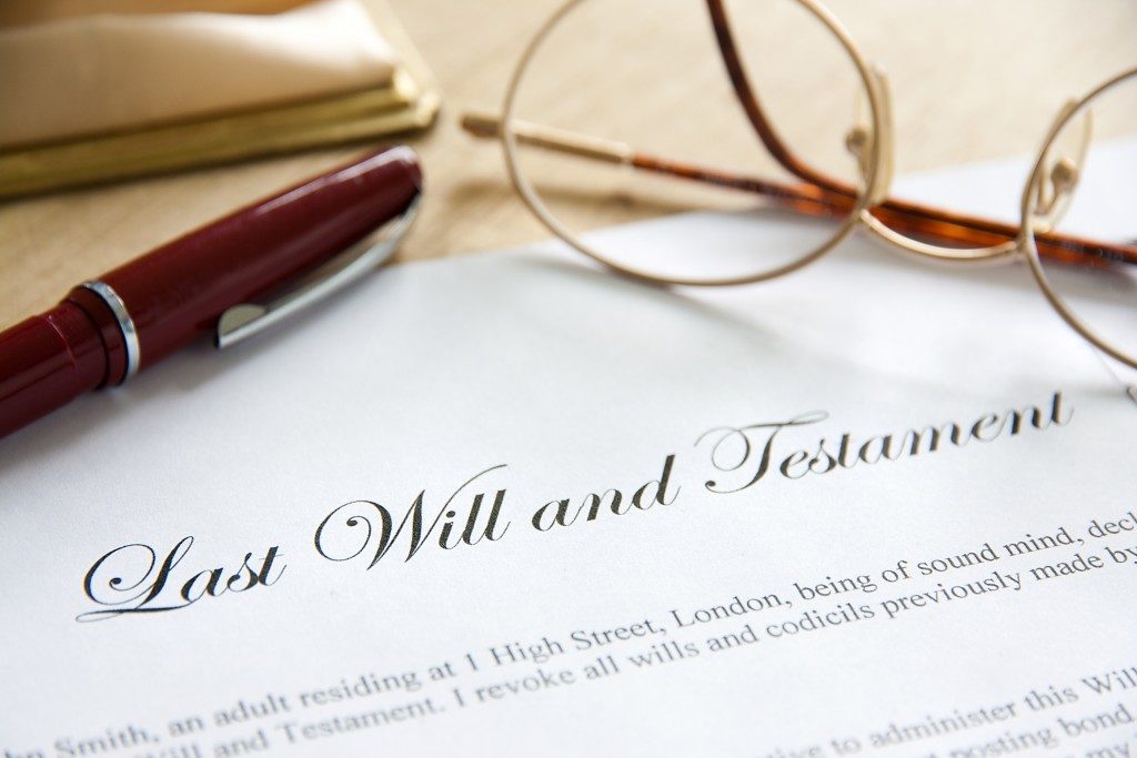 last will and testament paper with pen and reading glasses