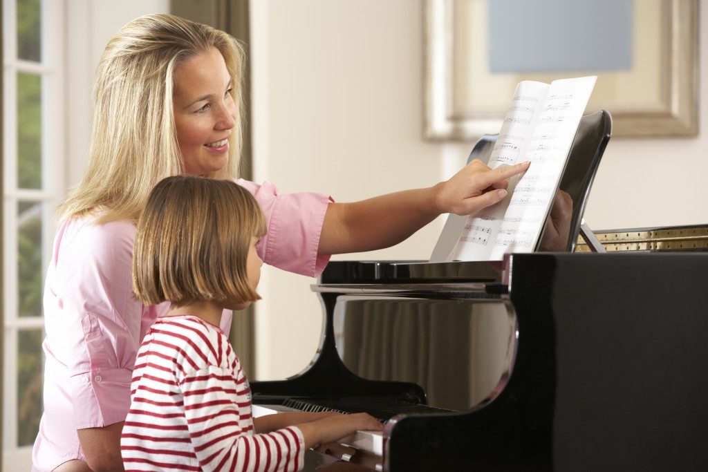 kid during piano lessons