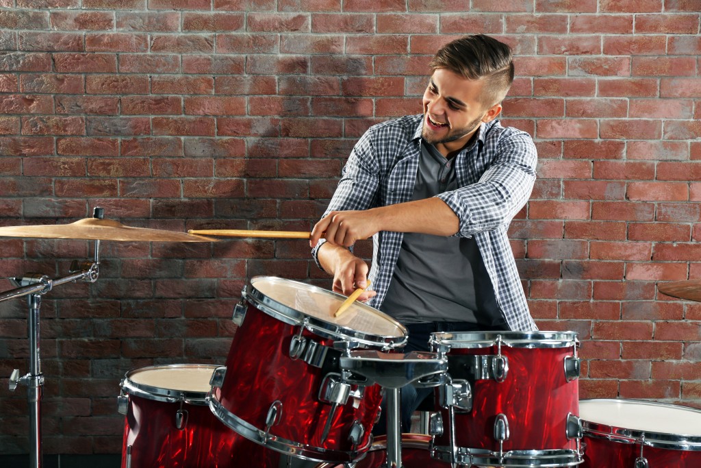 how to play a beat on the drums